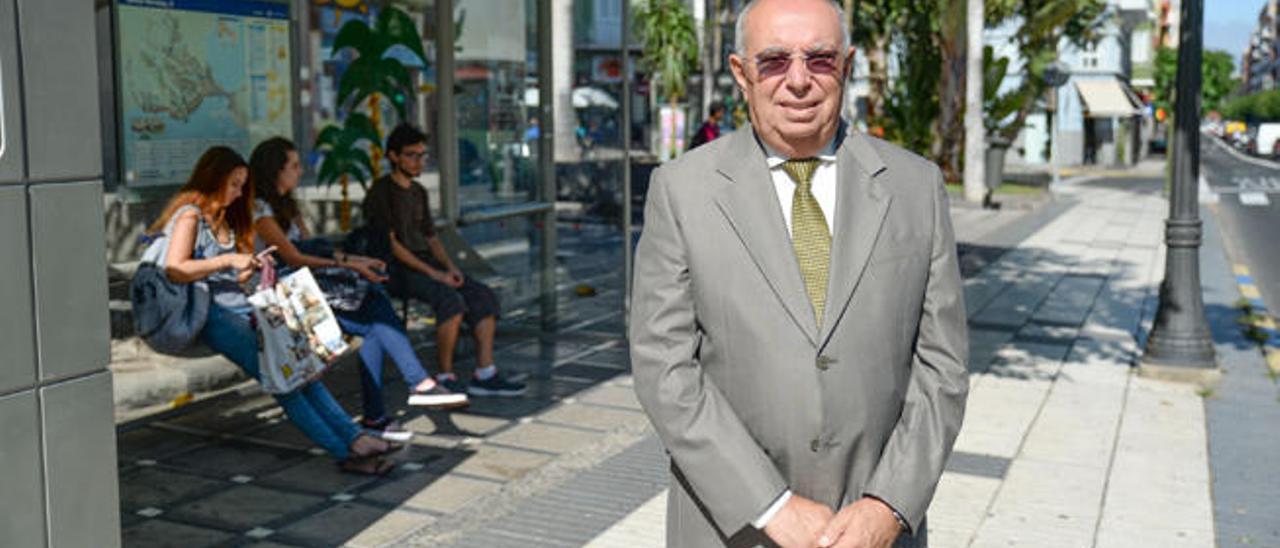 Juan Francisco Trujillo en una parada de guaguas de la calle Tomás Morales, el pasado jueves.