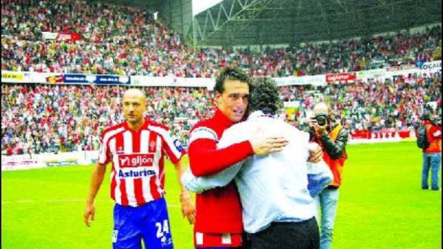 Kike Mateo se abraza a Preciado al final del partido, con Matabuena detrás.