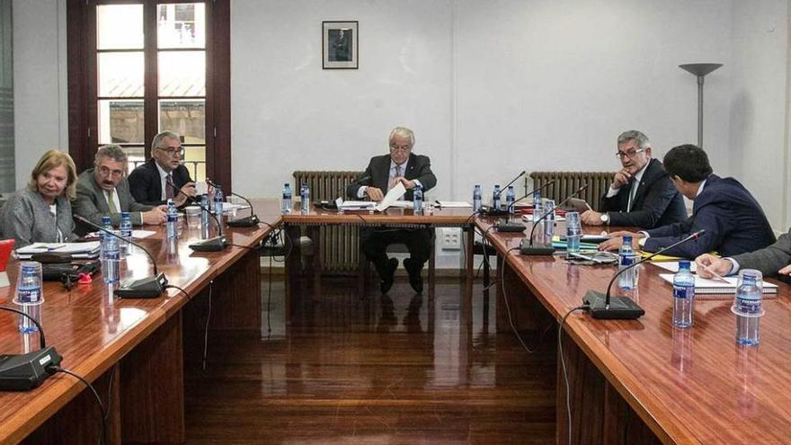 Ladislao Azcona (en el centro) preside el Consejo Social celebrado ayer en su sede en el edificio Quirós; a su izquierda, el rector de la Universidad de Oviedo, Santiago García Granda.