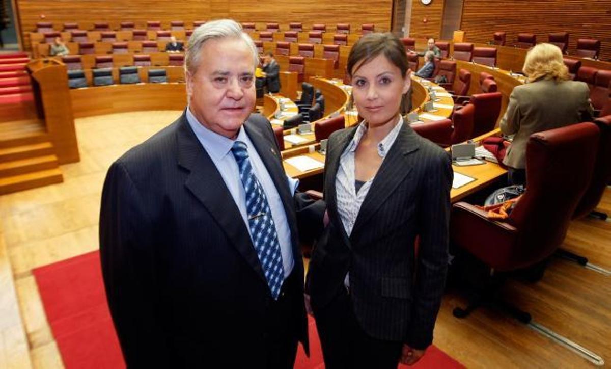 La hija de Alperi toma posesión de su escaño en Les Corts Valencianes