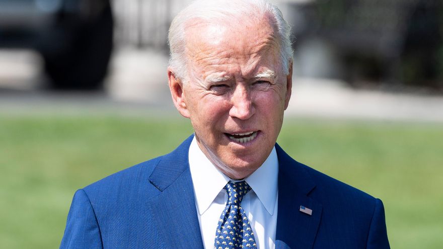 Biden obliga a los funcionarios y presiona a las empresas a vacunarse