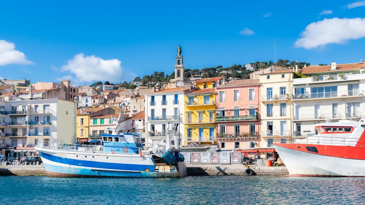 Cómo viajar por siete euros en el nuevo barco que unirá el Port d'Alcúdia con Sète, la Venecia del sur de Francia