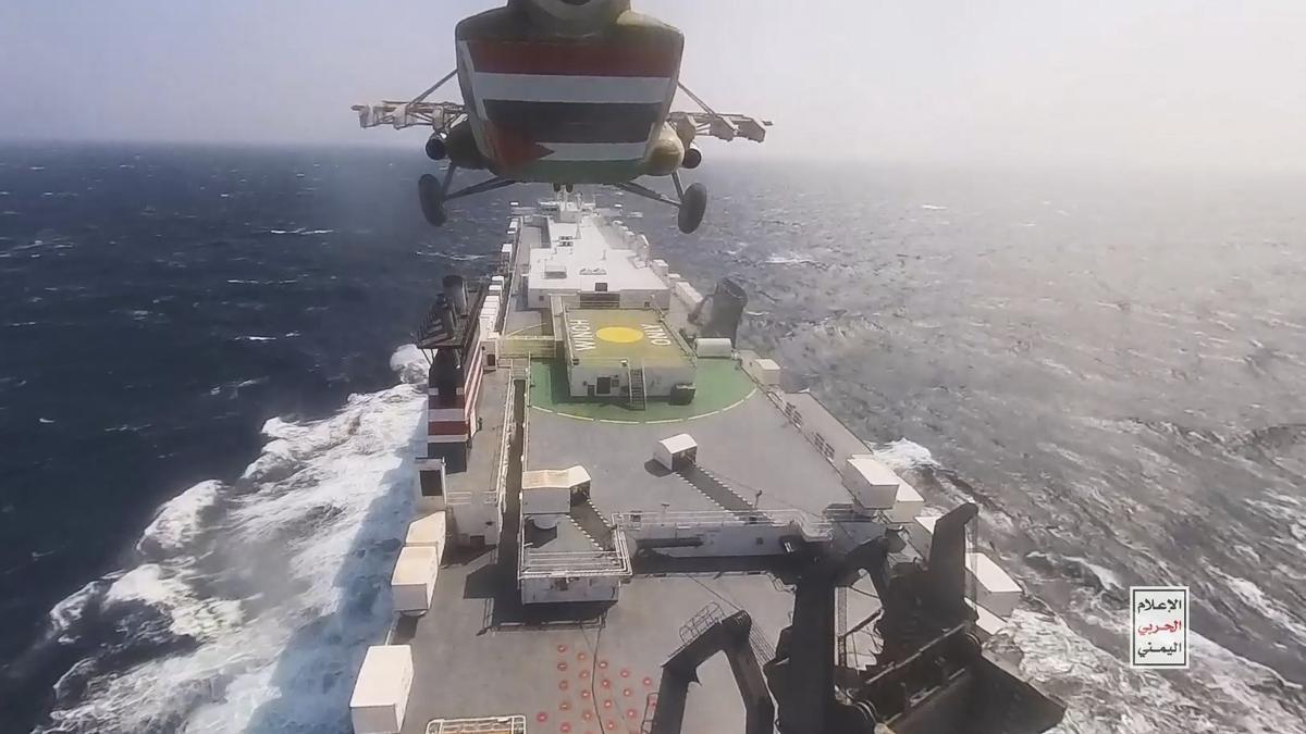 Un helicóptero de las fuerzas hutíes se aproxima a un buque mercante, el pasado 19 de noviembre.