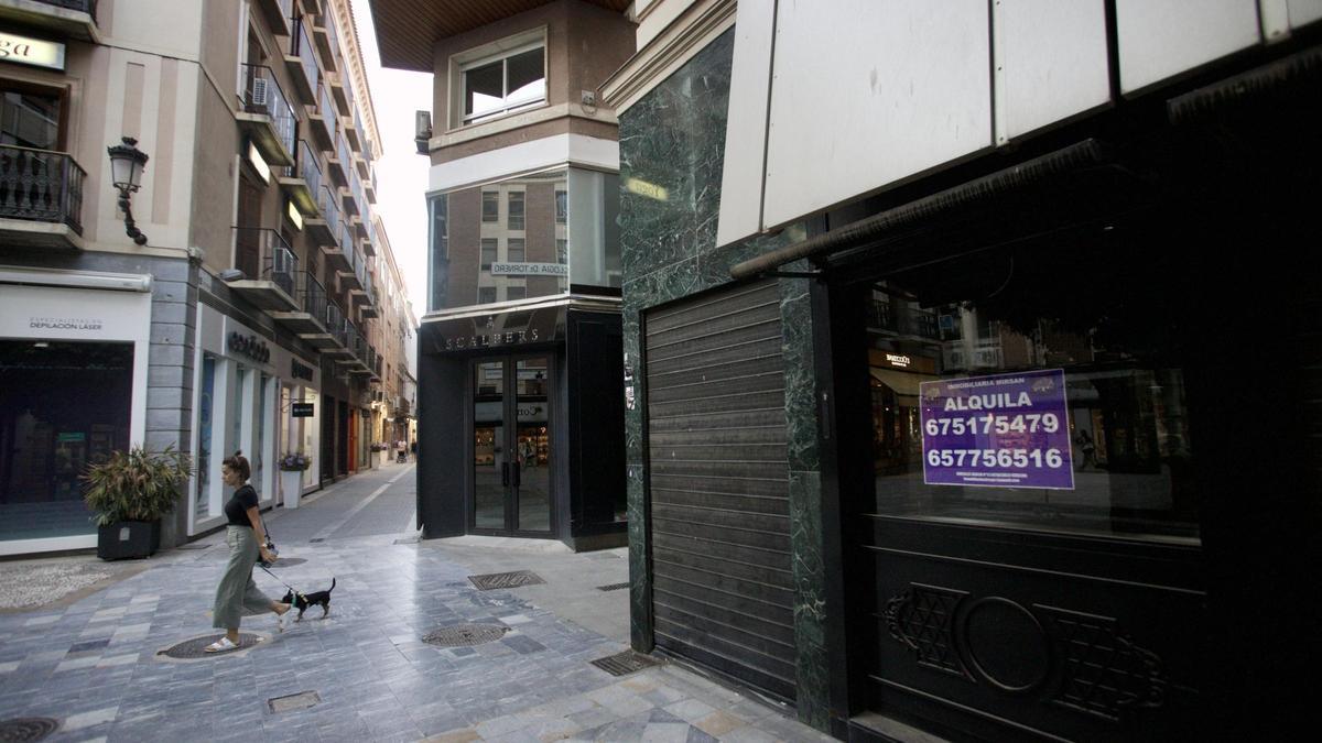 Comercios cerrados en el centro de Murcia.