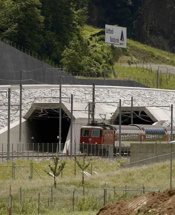 Suiza ha inaugurado el El nuevo túnel ferroviario de San Gotardo, el más extenso del mundo con 57 kilómetros.