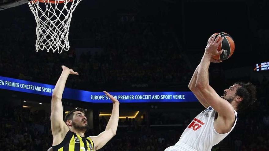 Llull lanza a canasta ante Kalinic. // Efe