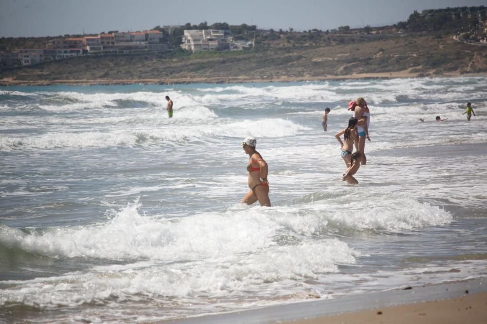 Los arenales de la capital están abiertos al baño desde hoy, sin franjas horarias y con menos medidas de seguridad de las anunciadas por el Ayuntamiento.