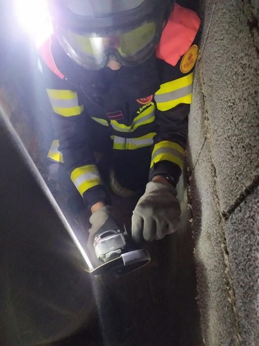 Bomberos salva a un gatito que se coló en una tubería