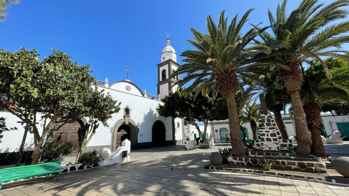 Plaza de Las Palmas, frente a la iglesia de San Ginés, en Arrecife.