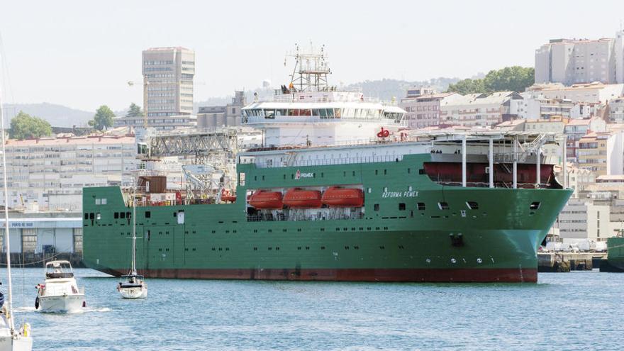 El flotel &quot;Reforma Pemex&quot;, ayer, en el muelle de Hijos de J. Barreras, con el puente ya pintado. // R. Grobas