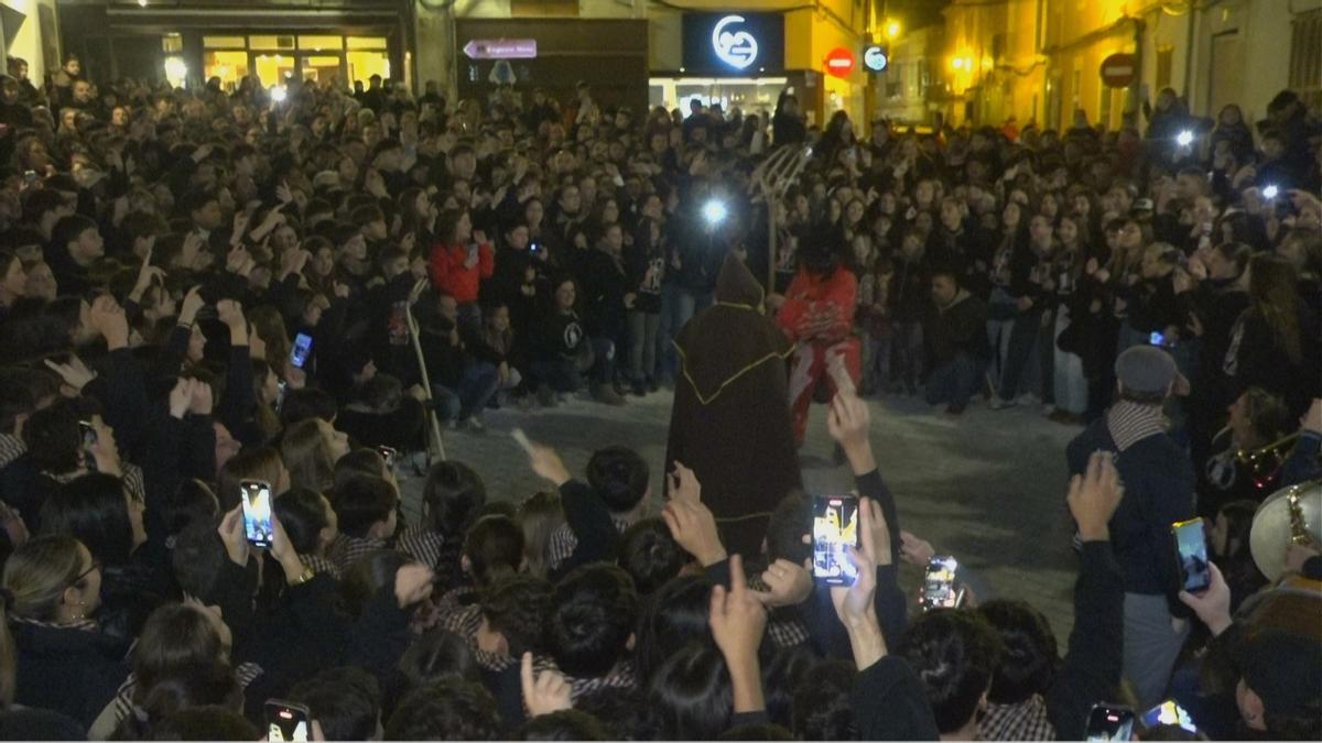 La plaza se llenó hasta la bandera para ver el primer ball del Sant Antoni 'serverí'.