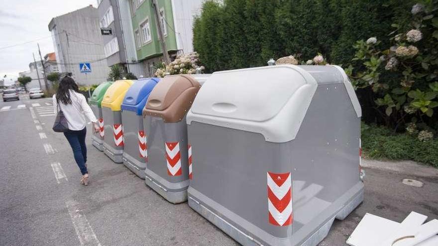 Contenedores de basura instalados en la travesía de Meicende.