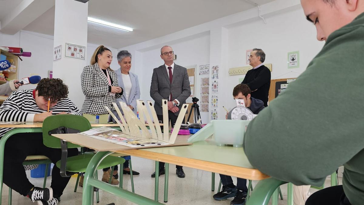 Víctor Marín visita el aula abierta del IES Emilio Pérez Piñero de Calasparra.