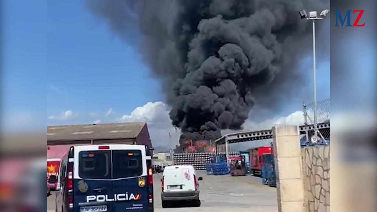 Ein Getränkelager brennt in dem Ikea-Gewerbegebiet in Palma ab (24.4.).