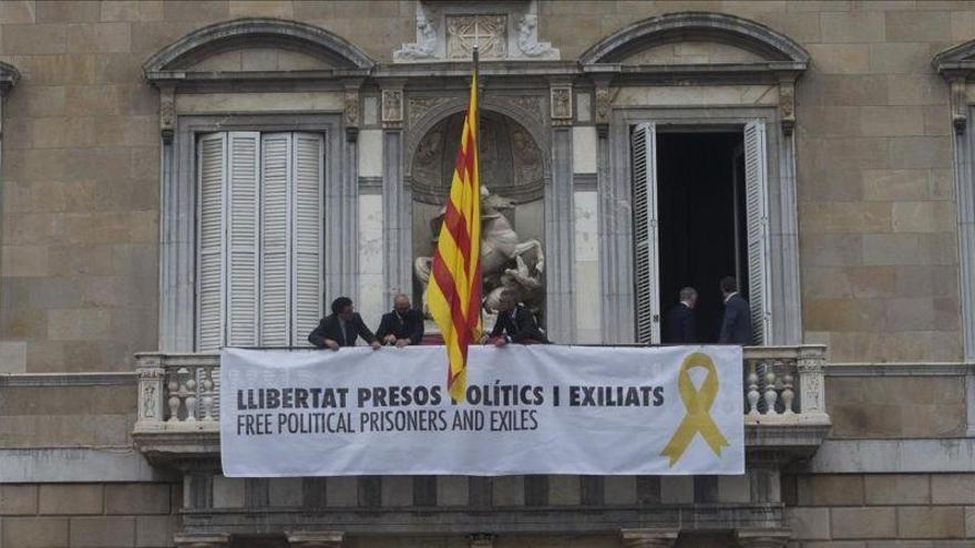 La Junta Electoral obliga a Torra a retirar la &#039;estelada&#039; y los lazos amarillos