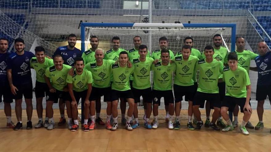 La plantilla y técnicos del Palma Futsal posaron ayer tras el entrenamiento en Son Moix.