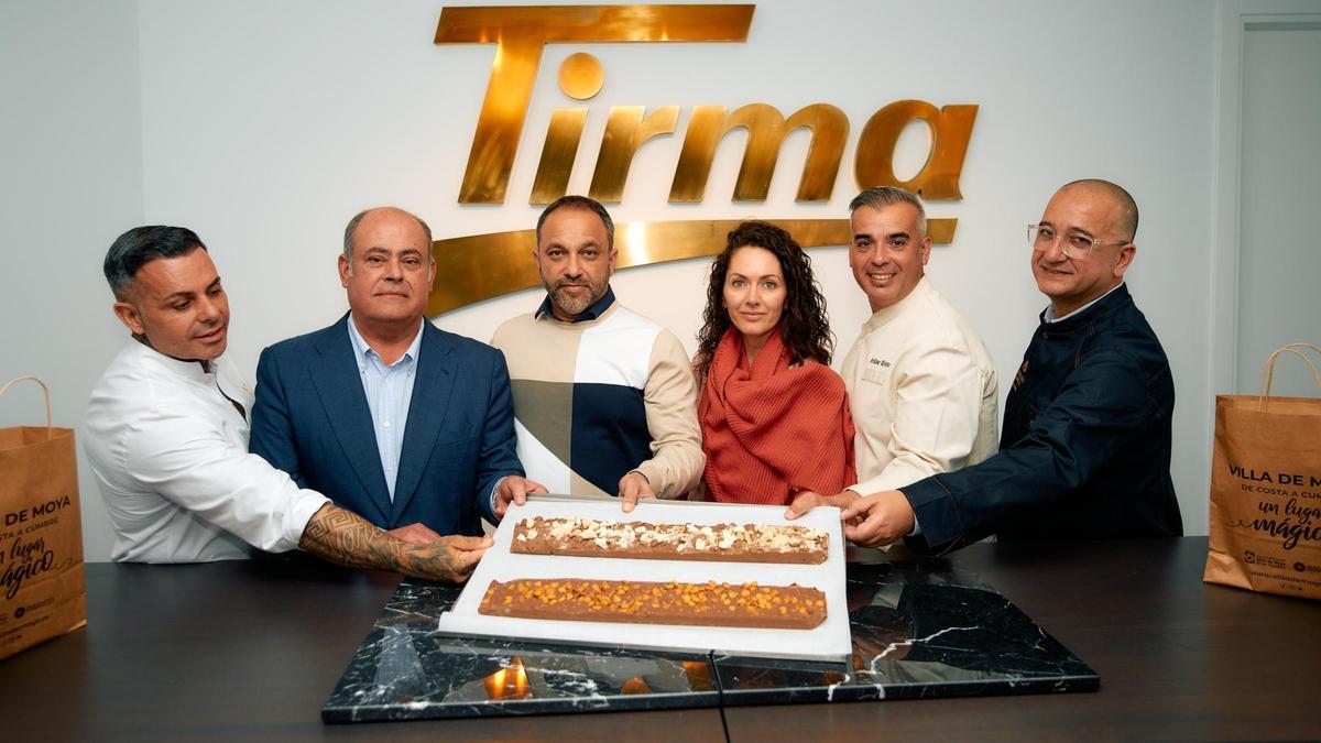 Yeray Reyes, Virgilio Correa, Raúl Afonso, Belén Rivero, Aridane Rivero y Francisco Viera (dcha.), junto a las muestras de turrones.