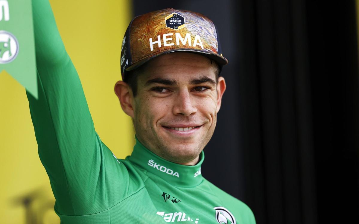 Saint-chaffrey (France), 13/07/2022.- The Green Jersey Belgium rider Wout Van Aert of Jumbo Visma on the podium after the 11th stage of the Tour de France 2022 over 151.7km from Albertville to the Col du Granon Serre Chevalier in the commune of Saint-Chaffrey, France, 13 July 2022. (Ciclismo, Bélgica, Francia) EFE/EPA/GUILLAUME HORCAJUELO