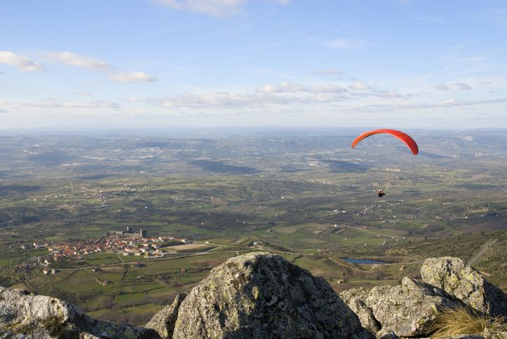 El parapente es una de las actividades con mayor reclamo turístico de la zona.
