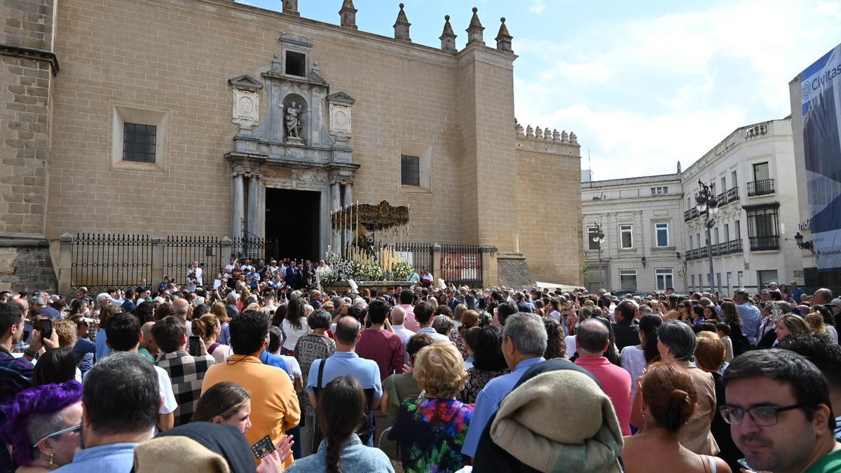 Cientos de personas en la plaza de España durante la salida de la patrona de la catedral.