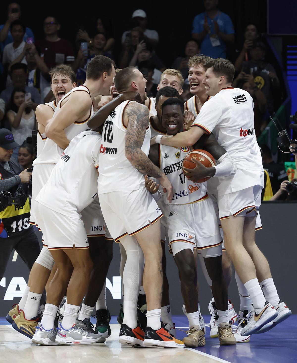 Manila (Philippines), 10/09/2023.- Dennis Schroder (C) of Germany celebrates with teammates after winning the FIBA Basketball World Cup 2023 final match between Serbia and Germany at the Mall of Asia in Manila, Philippines, 10 September 2023. (Baloncesto, Alemania, Filipinas) EFE/EPA/ROLEX DELA PENA