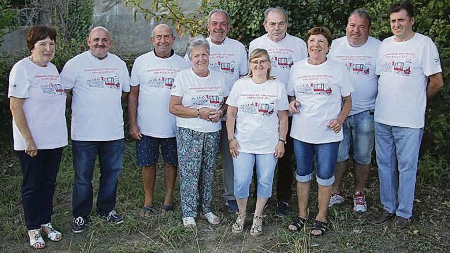 Miembros de la parranda: Evaristo (presidente), Manolo (vicepresidente), Raúl (Piti), Carlos Riveiro, y los colaboradores Urbano, Evaristo Blach, Gloria Álvarez, Gloria Riveiro y Carmen Villar. // FdV