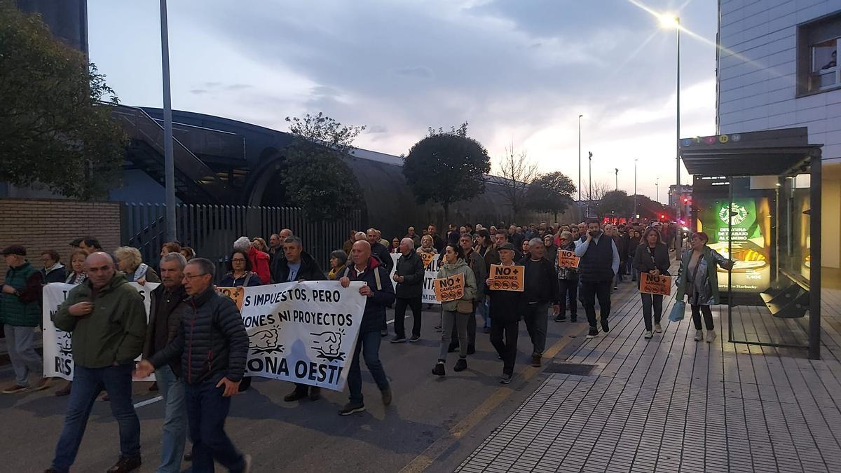 La comitiva llega a la altura del Museo del Ferrocarril. "Reclamamos lo que es de justicia, que El Musel tenga un acceso a la altura del siglo XXI", indica Jorge Espina, secretario general de CC OO en Gijón.