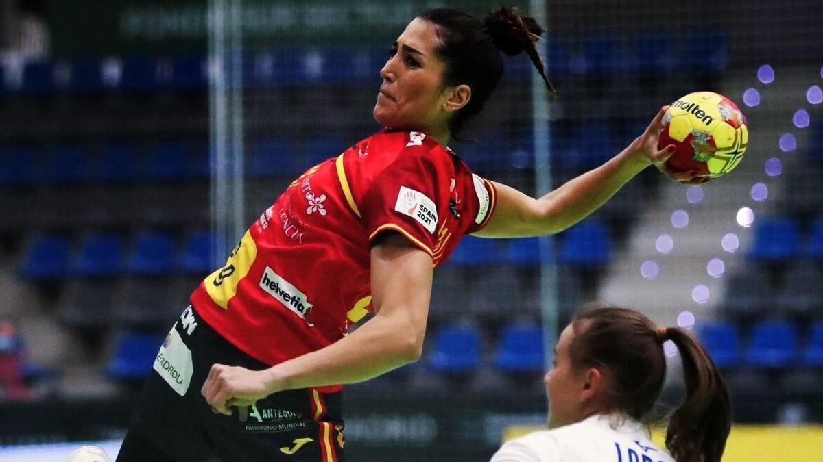 La alicantina Lara González, durante un partido con la selección española de balonmano.