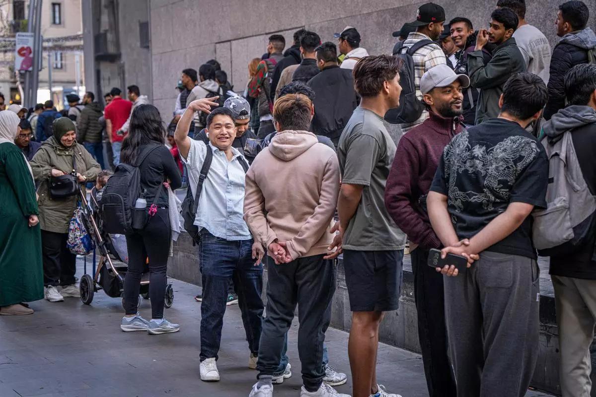 Colas de inmigrantes el primer día de la regularización de migrantes