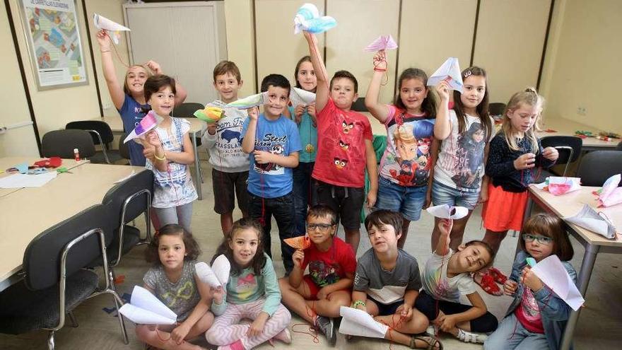 Actividades al aire libre, deportes y manualidades  |  Cáritas organizó ayer juegos en la Plaza de la Iglesia, el campamento urbano programó manualidades para los mayores, el Recreo Cultural hizo una prueba de natación y en Pontemaril se cerró O galego campa.