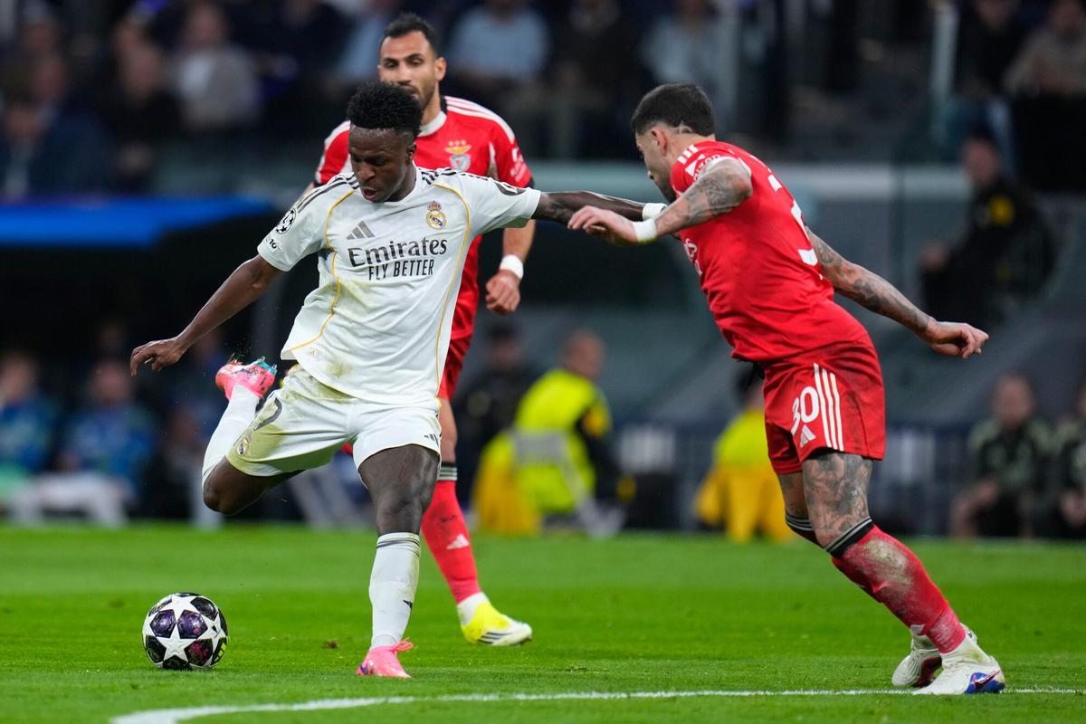 Vinicius dispara a portería.