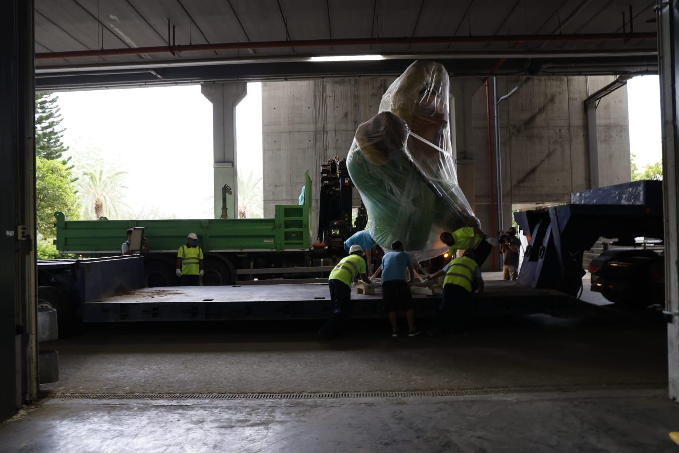 La primera falla sale de Feria València camino de la "plantà"