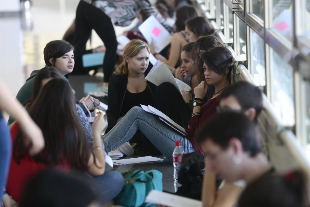 "Nervios en la jubilación de selectividad". // A. Irago