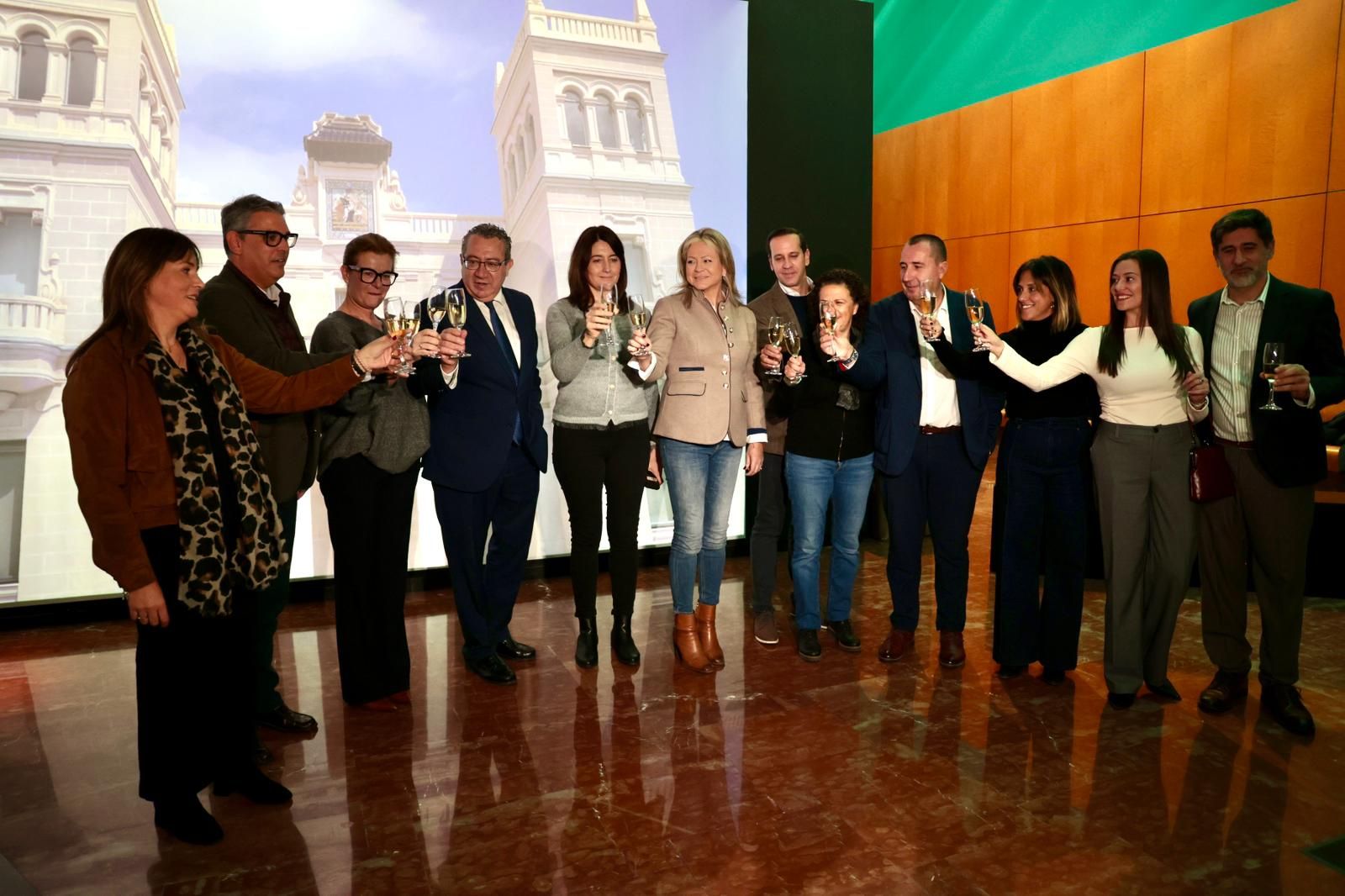 La Diputación de Alicante brinda con la prensa y pone el foco en inversiones culturales