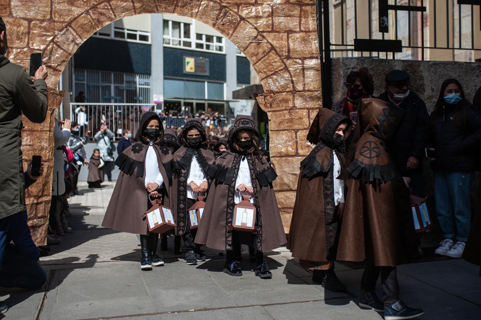 GALERÍA | La particular procesión de las Capas Pardas de los niños de la Milagrosa de Zamora