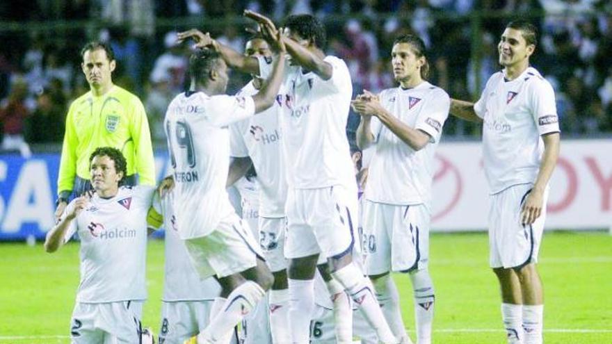 Los jugadores de la Liga Deportiva Universitaria de Quito celebran su pase a semifinales.