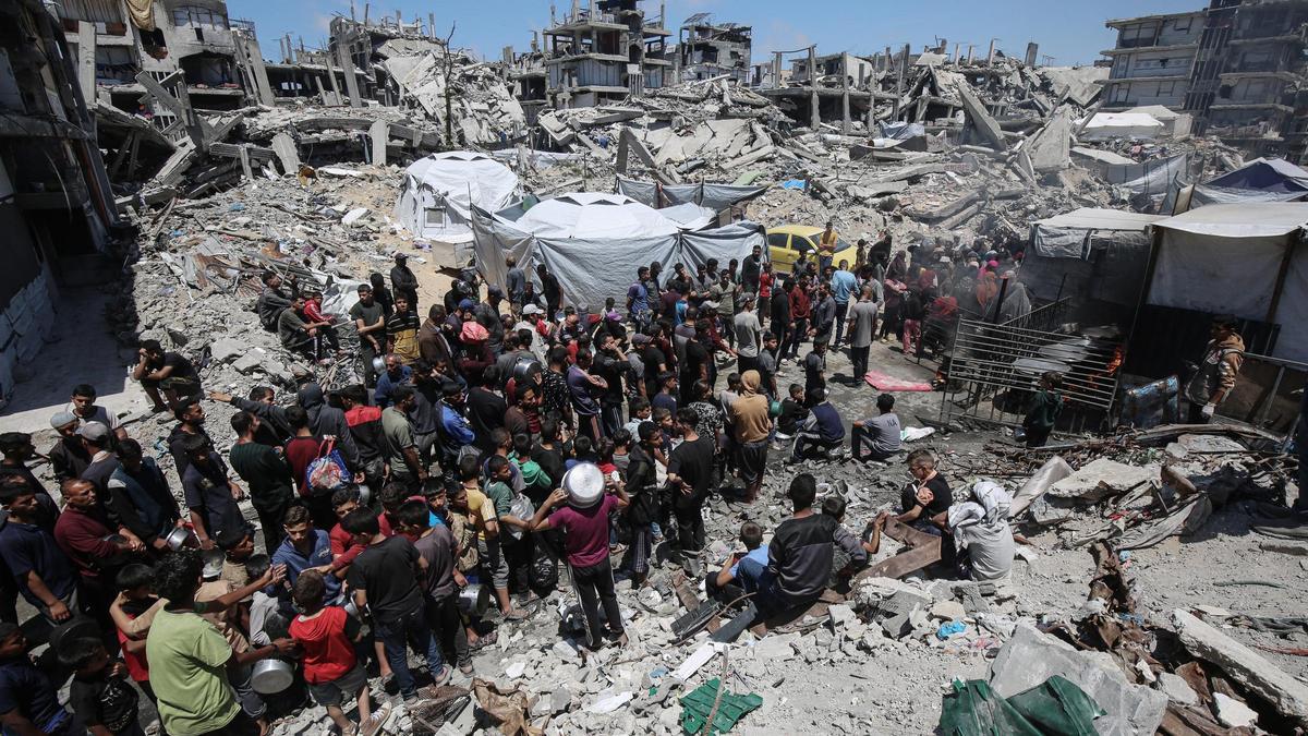 Gazatíes hacen cola para conseguir comida en Beit Lahia, este jueves.