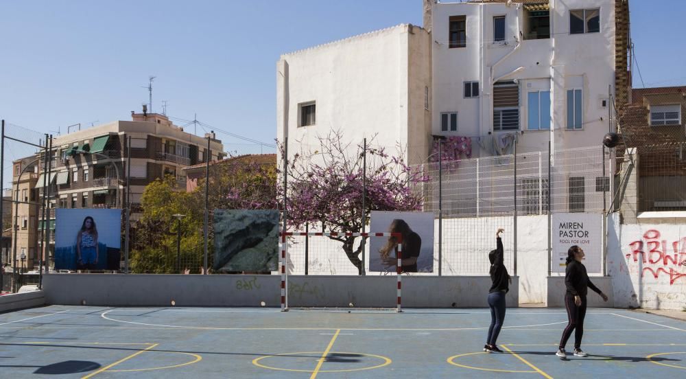 PhotoAlicante bate su récord de intervenciones urbanas y saca a la calle los proyectos de 14 artistas entre Alicante y Sant Joan.