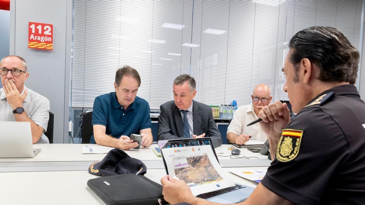 El consejero de Interior, Roberto Bermúdez de Castro, y el de Medio Ambiente, Luis Biendicho, este miércoles al frente del Cecopi.
