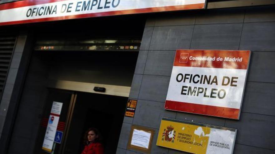 Una mujer sale de una oficina de empleo antes del decreto de alarma.