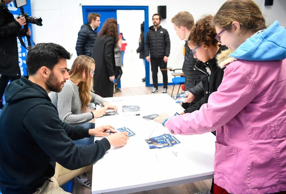 El CEIP Alborada de A Coruña y el Gonzalo Torrente Ballester de Cambre visitan Riazor y charlan con los jugadores del Deportivo Eneko Bóveda y Silvia Mérida.