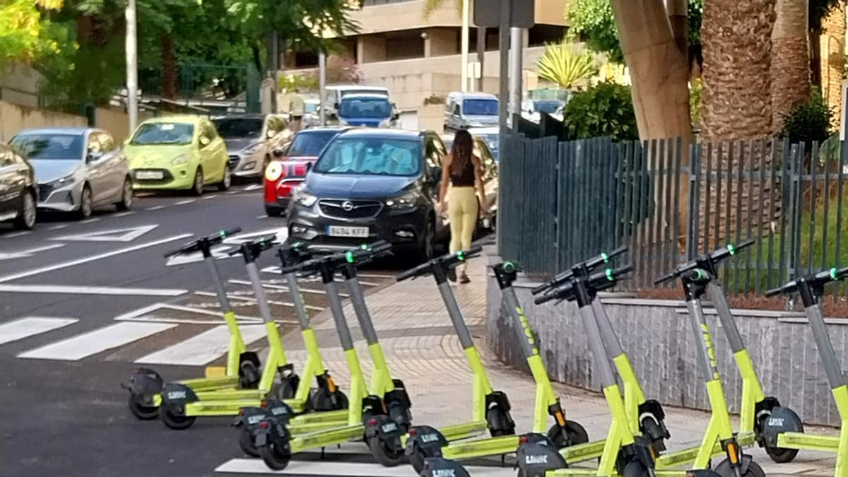 Patinetes abandonados en el paso de peatones de Carlos J. Hamilton.