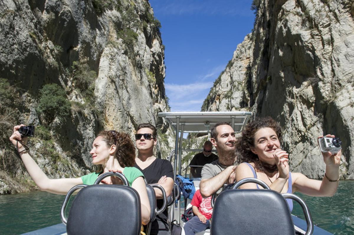Turistas descubren en barca el desfiladero de Mont-rebei.