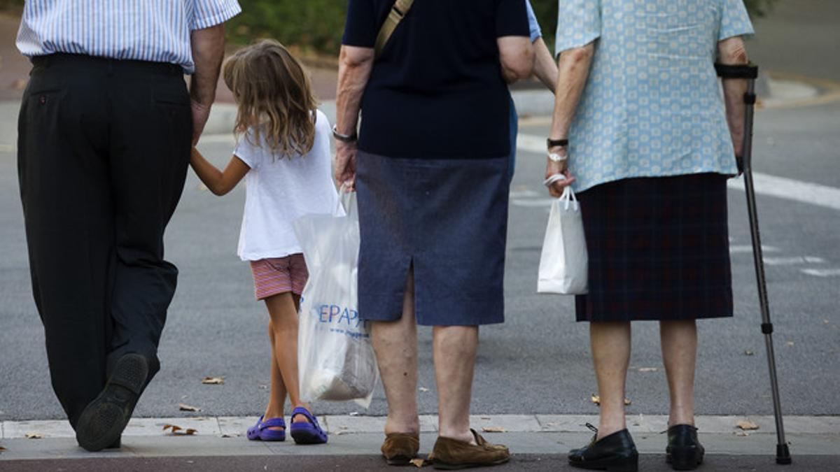 Unos abuelos con su nieta, en una calle de Barcelona