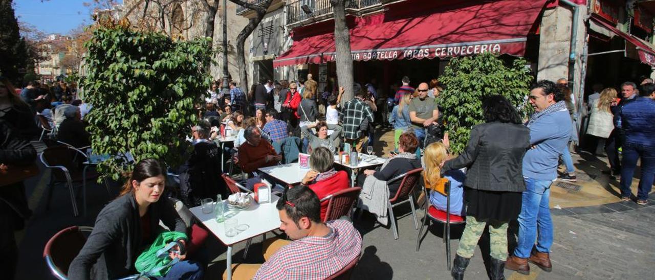 El ZAS del Carmen acorta media hora el horario de terrazas y prohíbe las charangas