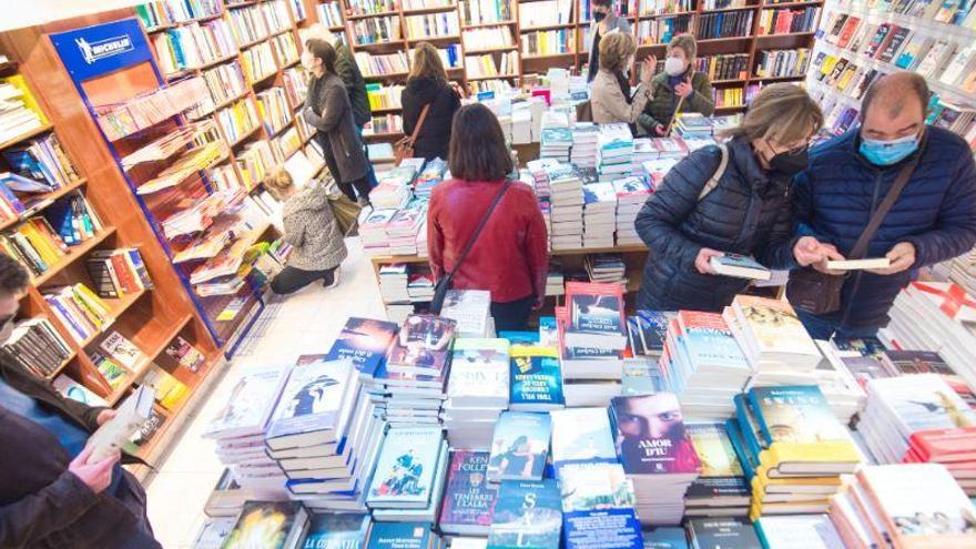 Les llibreries, a la imatge la Parcir, ultimaven els preparatius de la diada: cues a la tarda i més compradors els dies previs a Sant Jordi