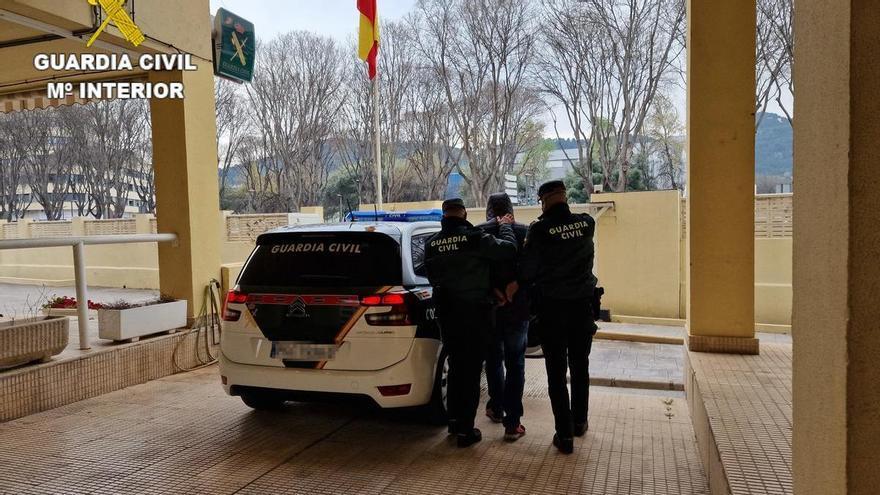 Un funcionario apresa a un ladrón dentro de una vivienda de Polinyà