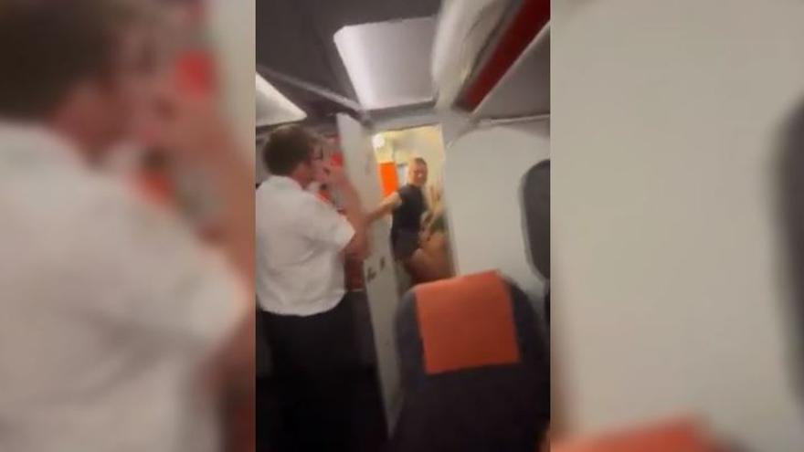 Así pillaron a una pareja haciendo el amor en un avión