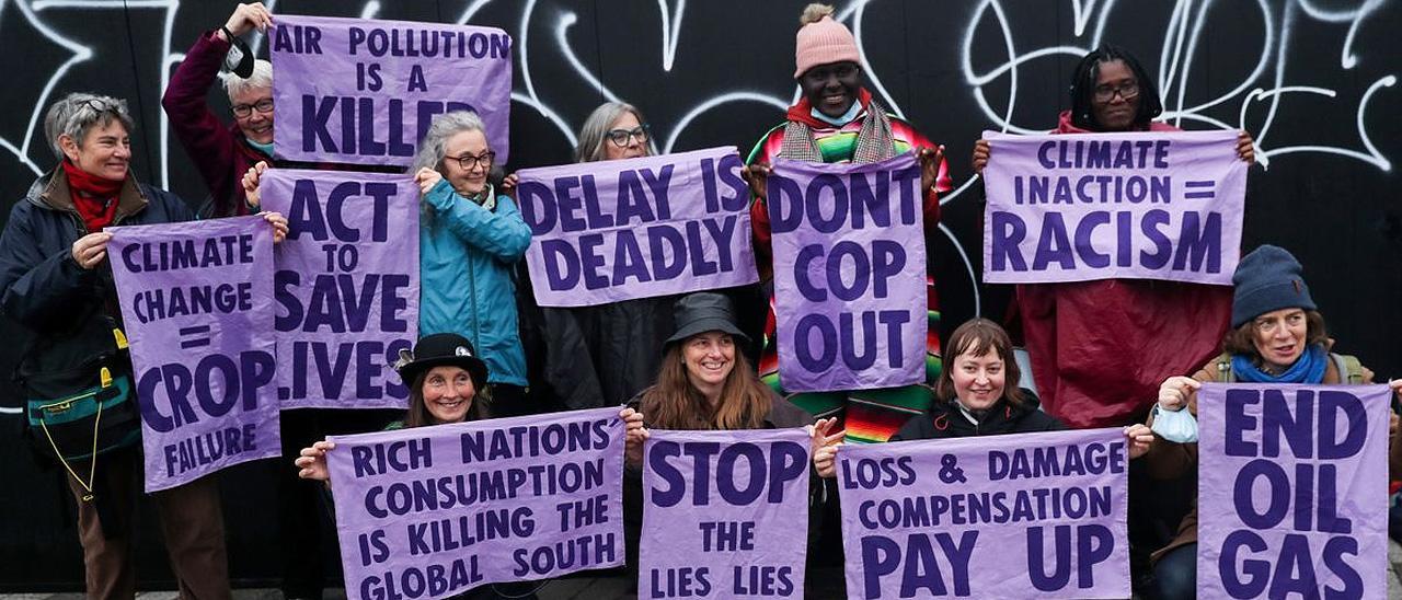 Varios activistas protestan frente a la Cumbre del Clima de Glasgow.