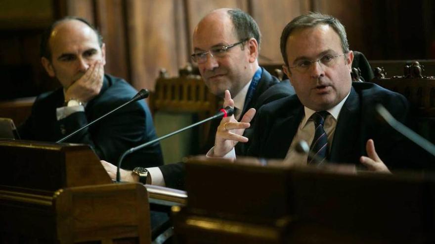 Ignacio Villaverde, Santiago Álvarez y Javier Junceda, ayer, durante su comparecencia en la Junta.